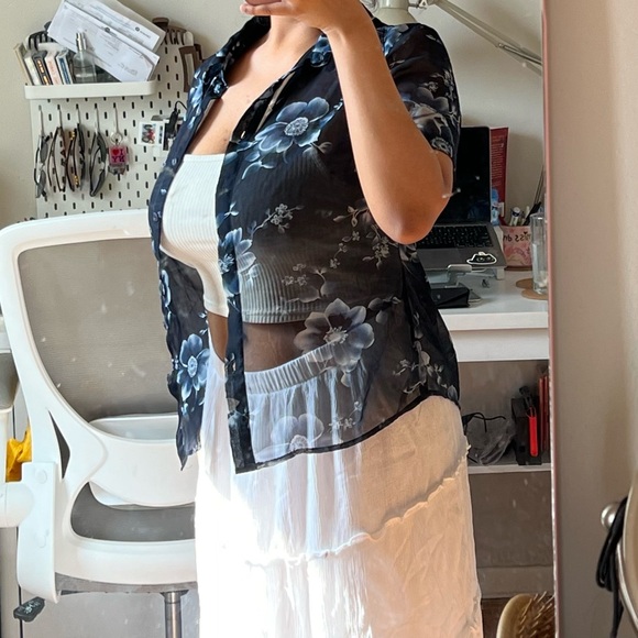 sheer floral dark navy blue short sleeve button up/ cover🌟 - Picture 10 of 10